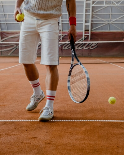 Tennis players marching at the foot of the tennis court